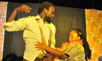 מבט לאפריקה: הצגה באוגנדה, פשיטה משטרתית בזימבבואה, 'יום שנאת גייז' בקמרון