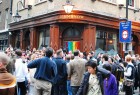 מאות מחו בלונדון נגד פאב שבעליו סילקו זוג הומואים שהתנשקו