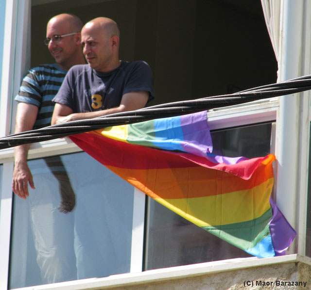 זוג גברים במרפסת גאווה. צילום: מאור ברזני