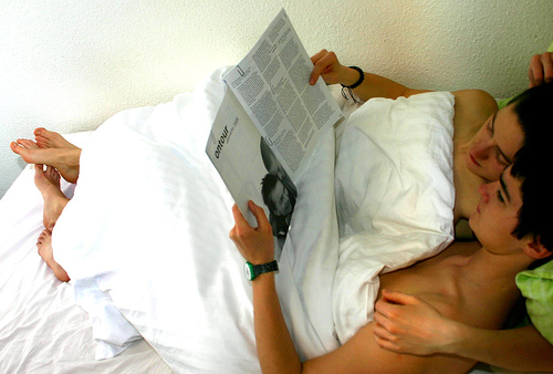 2 גברים במיטה. בגלל זה צריך לשחוט אותם? צילום: cc-by KLHint