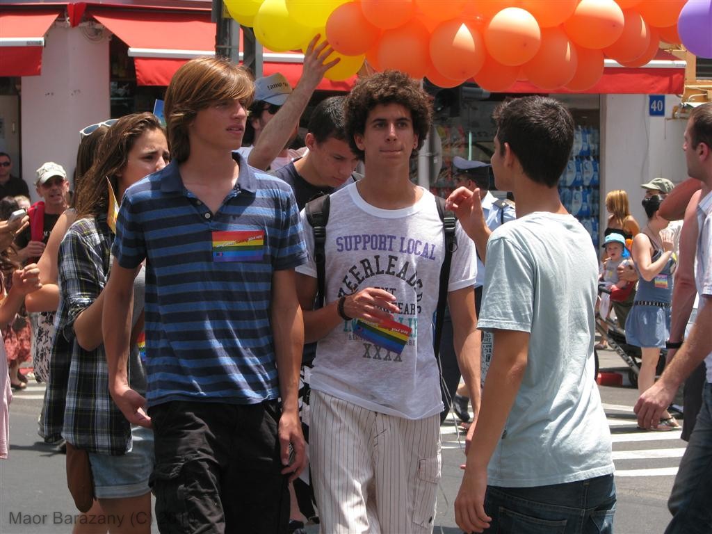 בני נוער צועדים במצעד הגאווה. צילום: מאור ברזני