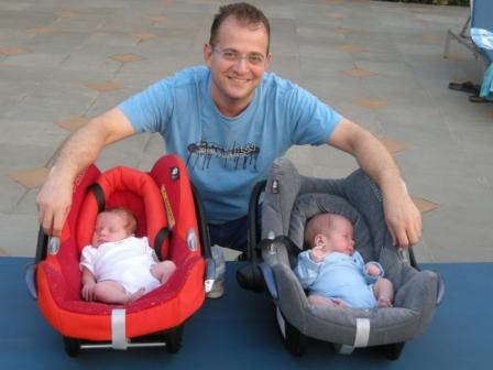 דן גולדברג עם שני ילדיו. סחבת מבית מדרשו של השופט פיליפ מרכוס