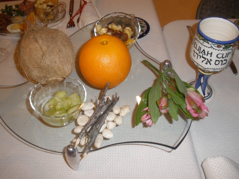 gay seder צלחת הסדר בארה"ב. התפוז מסמל את הקהילה הגאה. (צילום: Ed and Eddie)