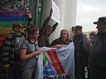 פעילי זכויות להט"ב מפגינים מחוץ לישיבת העירייה בסט. פטרסבורג