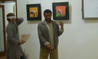 מול המצלמה: אמן הודי מותקף בגלריה בה מציג תמונות גאות