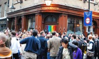 מאות מחו בלונדון נגד פאב שבעליו סילקו זוג הומואים שהתנשקו