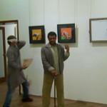 מול המצלמה: אמן הודי מותקף בגלריה בה מציג תמונות גאות